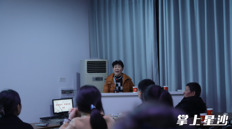 缪曼聪在夜校为村民讲述家风故事。均为张庆 摄