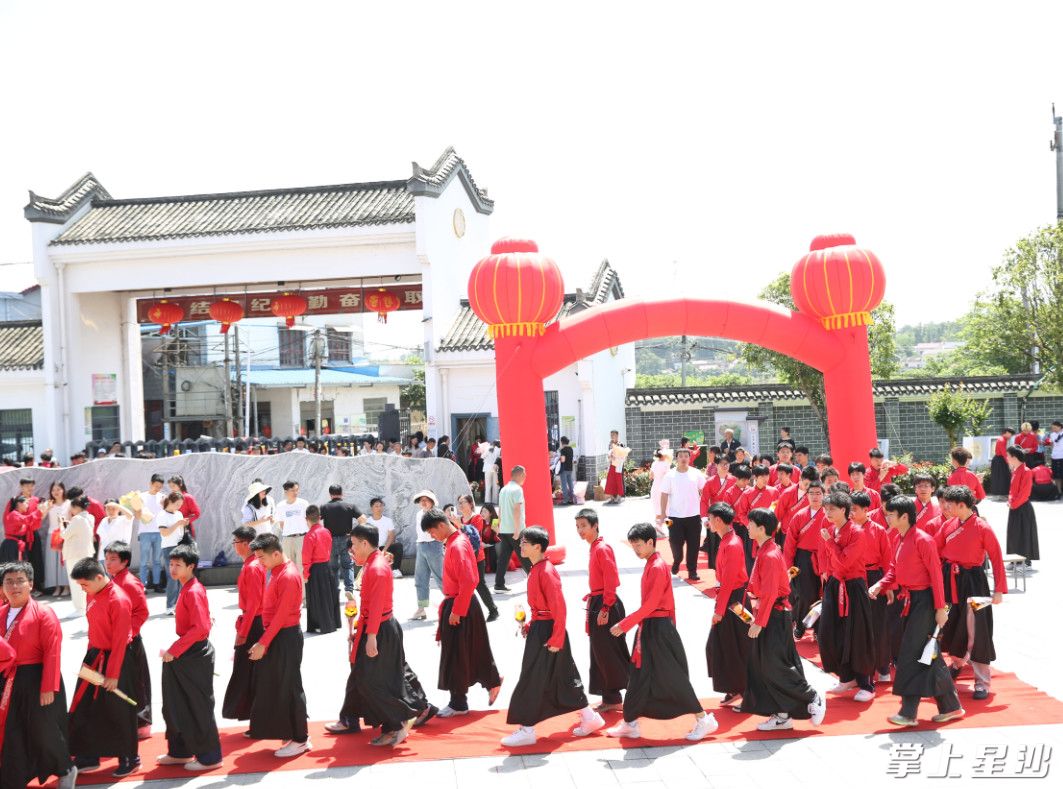 全体高三学子在老师、家长的陪同下，迈过“成人之门”“成才之门”“成功之门”。均为 李杰 摄