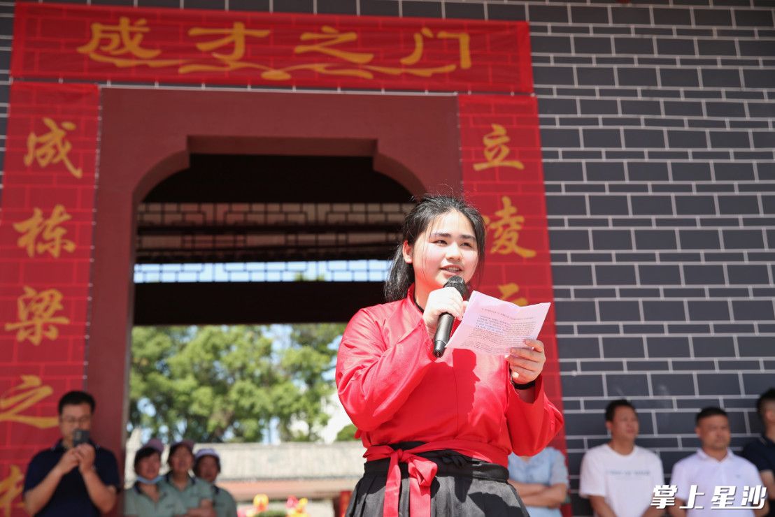 学生代表发言。