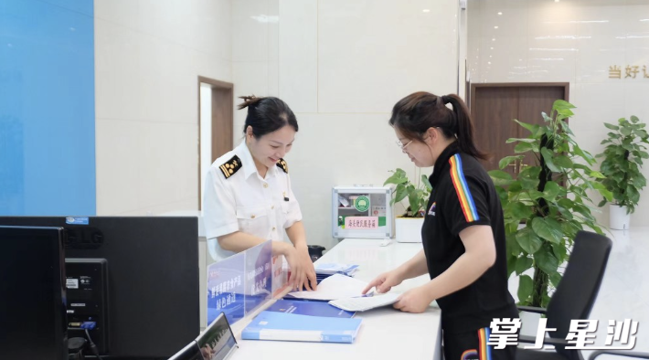 瑞德在海关办理出口相关手续。李丹 摄 瑞德在海关办理出口相关手续。李丹 摄