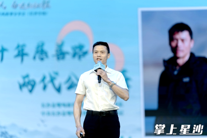 “中国好人”“湖南省道德模范”唐林分享“十年雷锋路，两代援藏情”的家风故事。章帝 摄