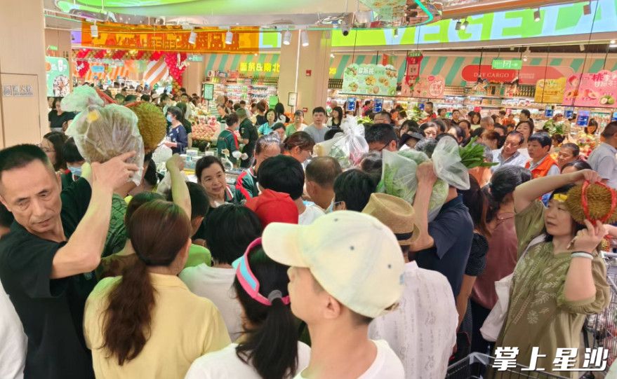 悦邻多星沙保利店人气爆棚。均为县商务局供图