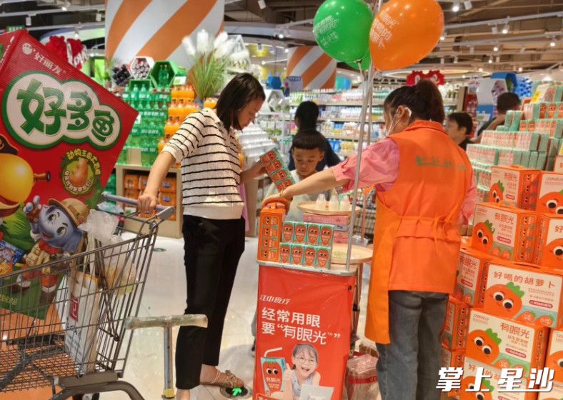 市民选购超大版零食。