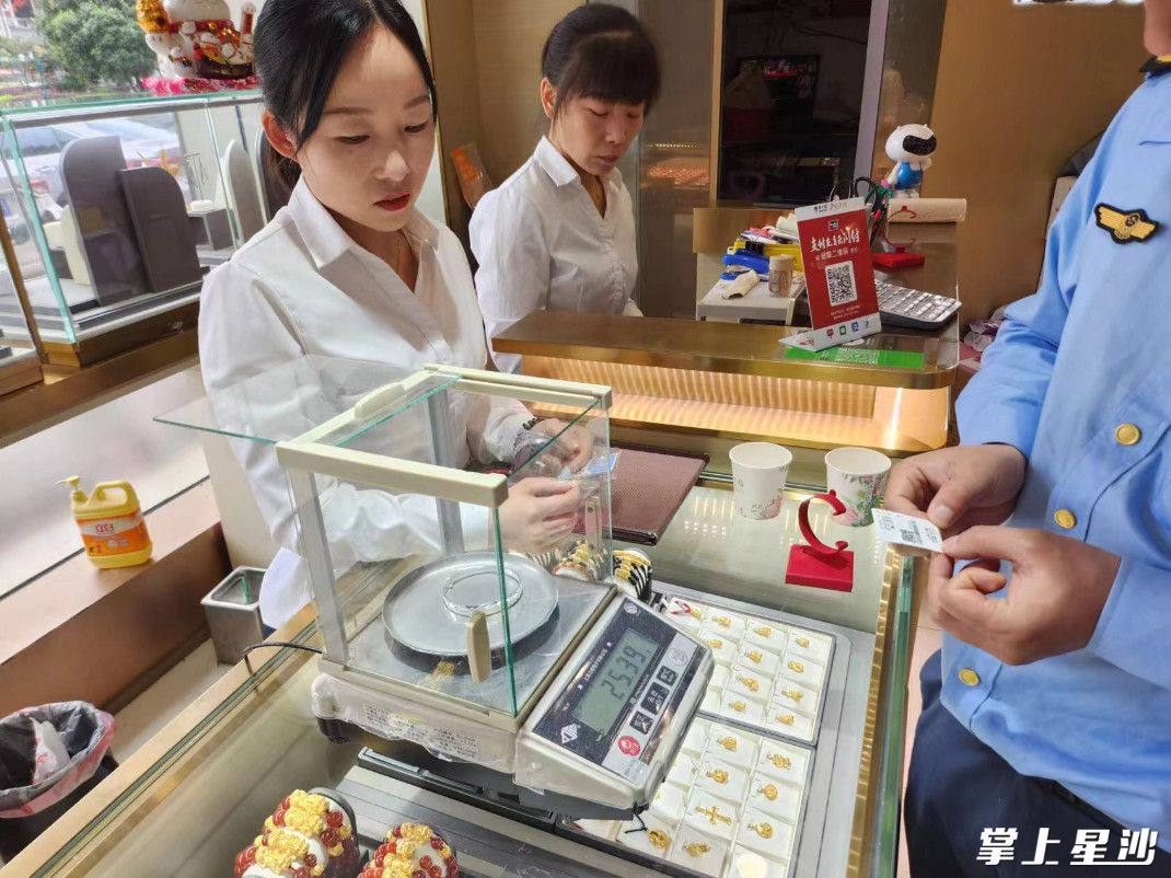 图为县市监局执法人员对黄金店计量器具进行检验。均为县市监局供图