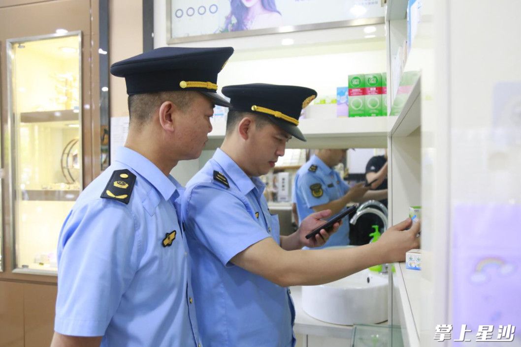 图为县市监局执法人员在眼镜店检查相关产品。