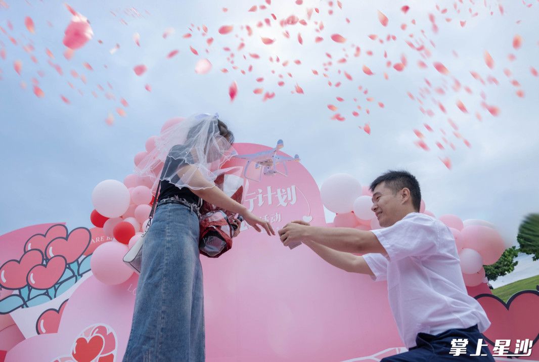 王晨枫在热闹浪漫的氛围下求婚。