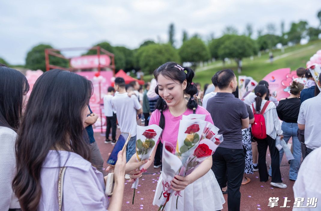 现场向市民赠送玫瑰花。