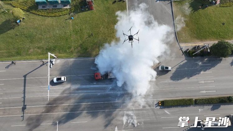 无人机精准投掷灭火弹。 无人机精准投掷灭火弹。