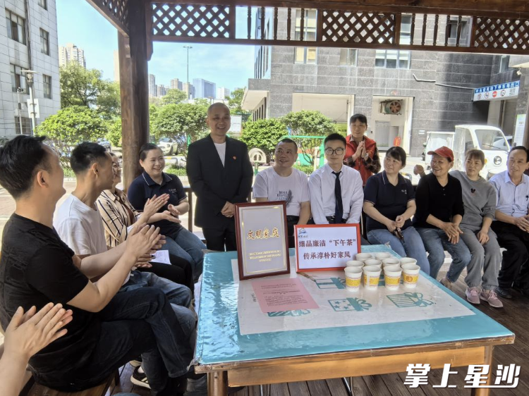 文明家庭获评者何奇在小区凉亭讲述家风故事。湘龙街道供图