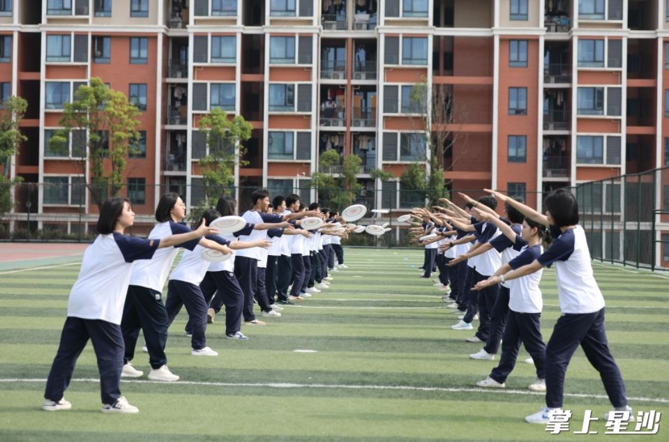 学生利用周末时间玩飞盘，缓解学习压力。均为李杰 摄