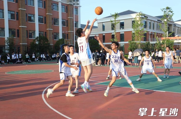 学校举行男子篮球赛，让学生在对抗中提升团队协作意识。