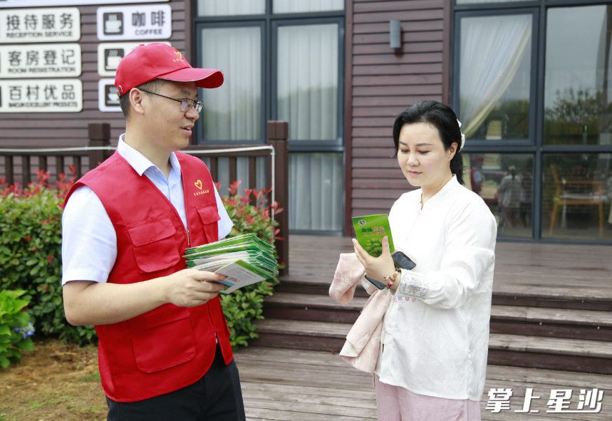自然资源局工作人员给游客介绍生物多样性日的相关知识。