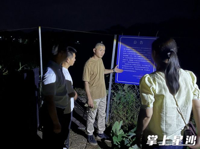 专家介绍春华镇萤火虫保护中心的情况。