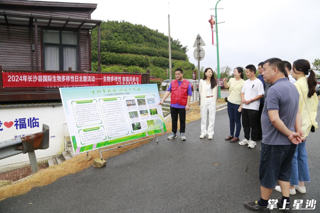 志愿者给群众和游客介绍生物多样性日的情况。均为刘思源 摄