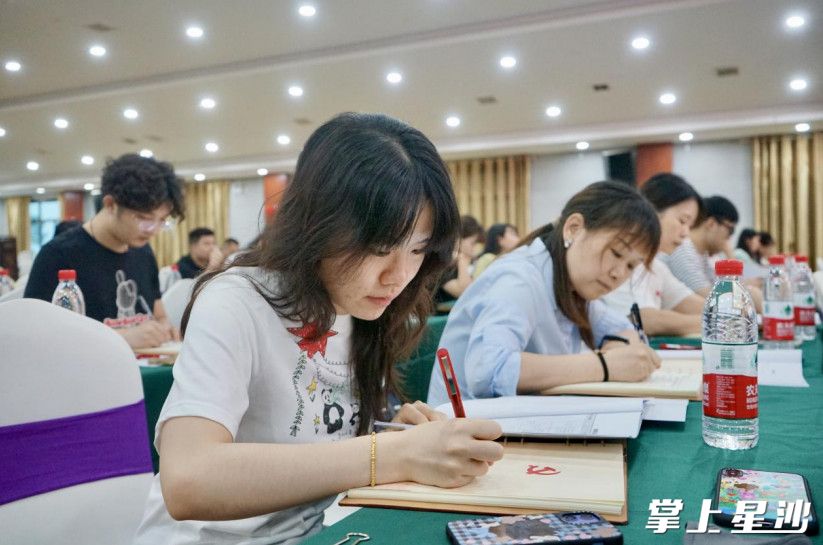 学员们认真聆听并学习会议精神。