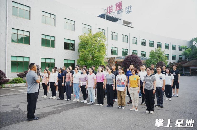 5月23日早上7:00，一阵冲锋号响，学员们准时下楼集合，准备开始拉练晨跑。