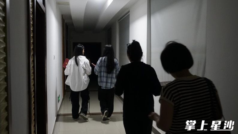 21:00，一天的课程结束，学员们回到宿舍休息。