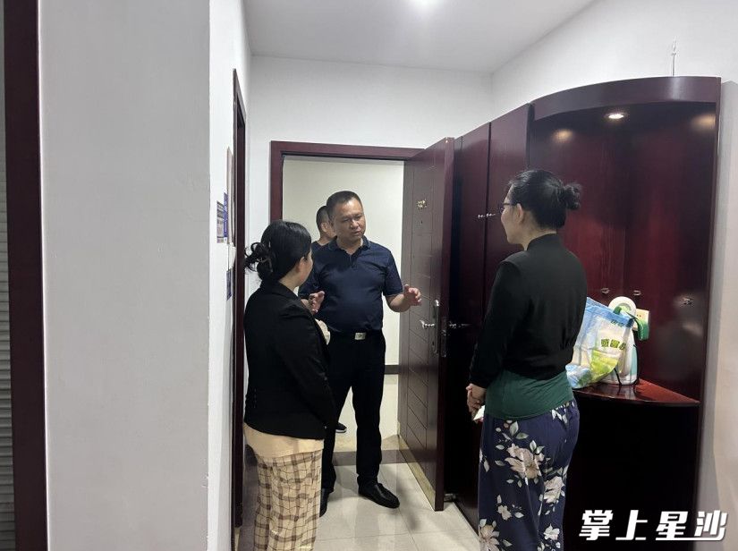 21:30，黄花镇党委书记张辉来到宿舍看望学员，随机查寝，查阅学员学习笔记，向学员们强调纪律和学习要求。