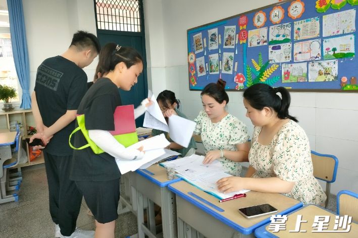 大元中心小学招生现场一切秩序井然。李杰 摄