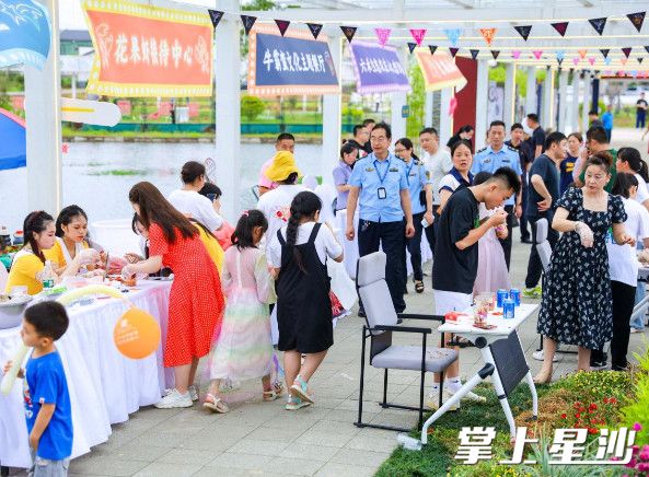 果园镇举行“龙虾节”活动，吸引大批游客前来。果园镇供图
