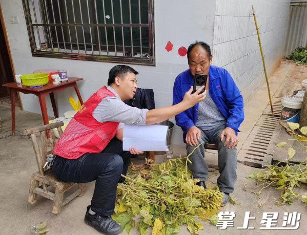 “党建网格群众工作日”网格员上门为低保户、三无人员提供认证服务。果园镇供图