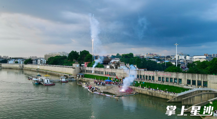 龙舟聚泊19梨湾!上演浏阳河上的激情与荣耀