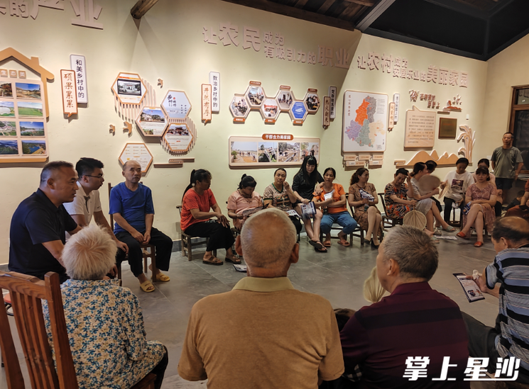 青山铺深化邻长制，为村民解难题办实事。均为青山铺镇供图