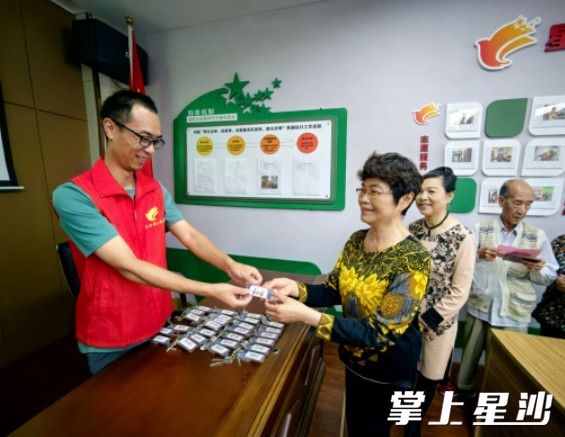 居民们正在现场排队领新房钥匙。