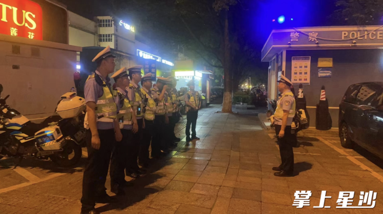 6月2日晚上10时，在开元路的星沙大道路口，长沙县交警准备开展静音行动。均为宋彬彬 摄