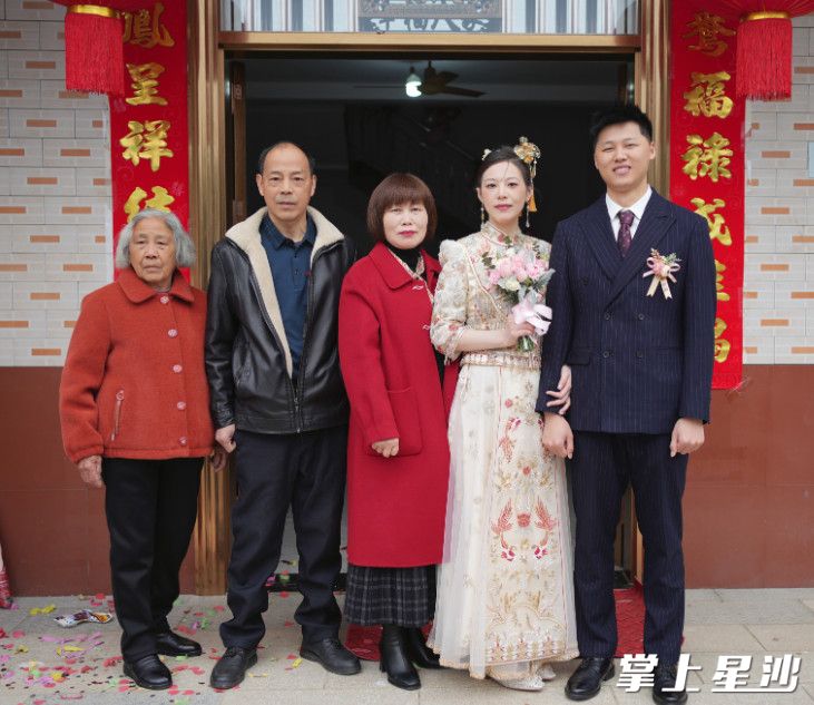 图为常辉（中）家庭全家福。受访者供图