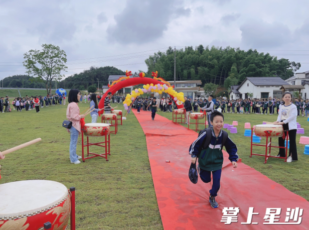 孩子们高兴地跨过成长之门。福临镇供图