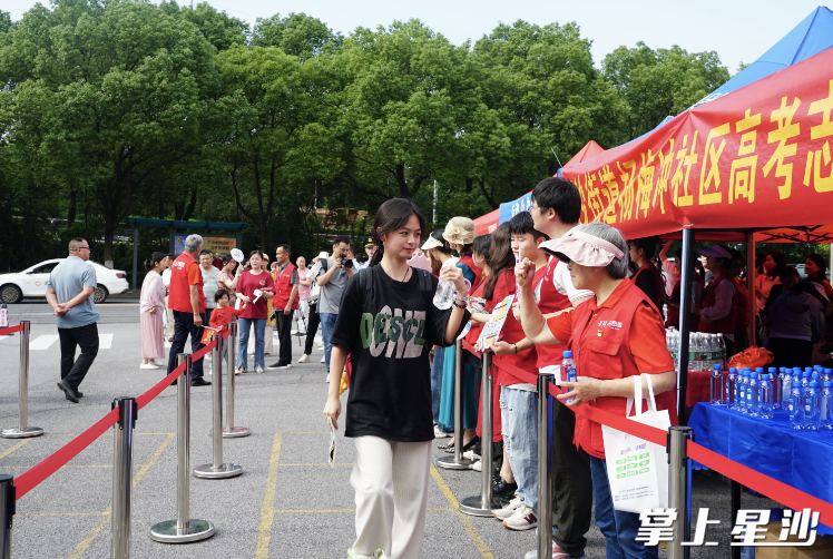 在长沙县实验中学考点，志愿者们为考生们鼓劲加油。彭永礼 摄