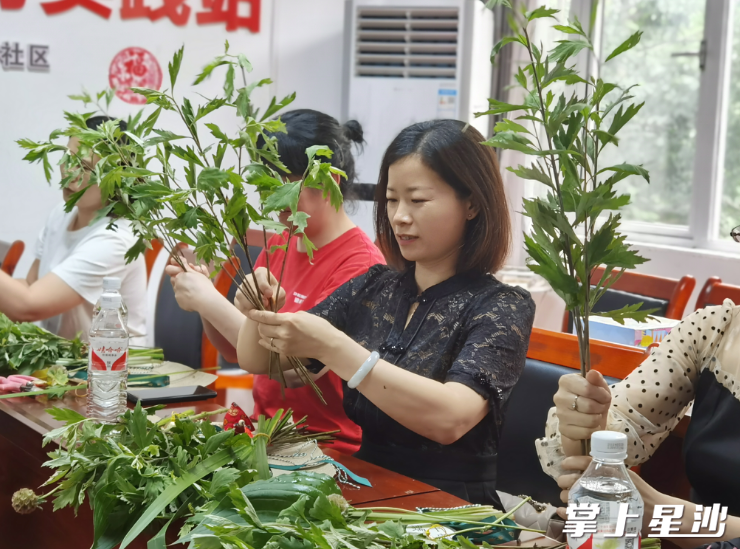 楼栋长一起制作艾草花束。