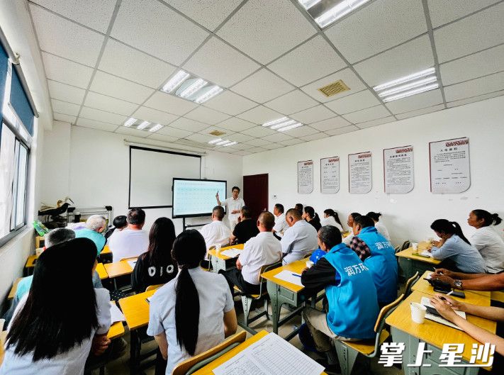 相关工作人员在学习鸟类保护知识。松雅湖生态新城发展中心供图