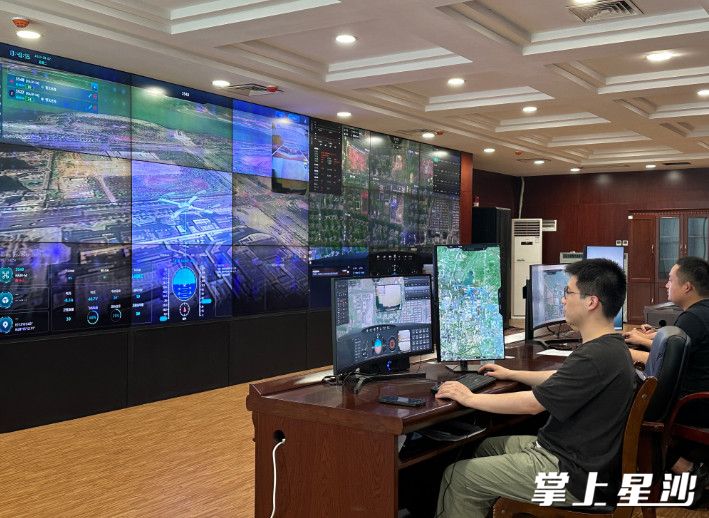 在长沙自贸临空区低空经济研发总部大楼内，低空经济应用场景监控指挥中心可以实时监控无人机飞行情况。李丹 摄