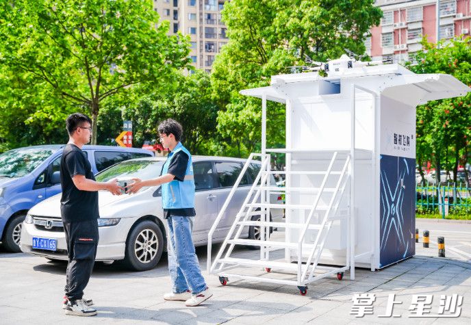 市民领取到无人机。长沙自贸临空区供图