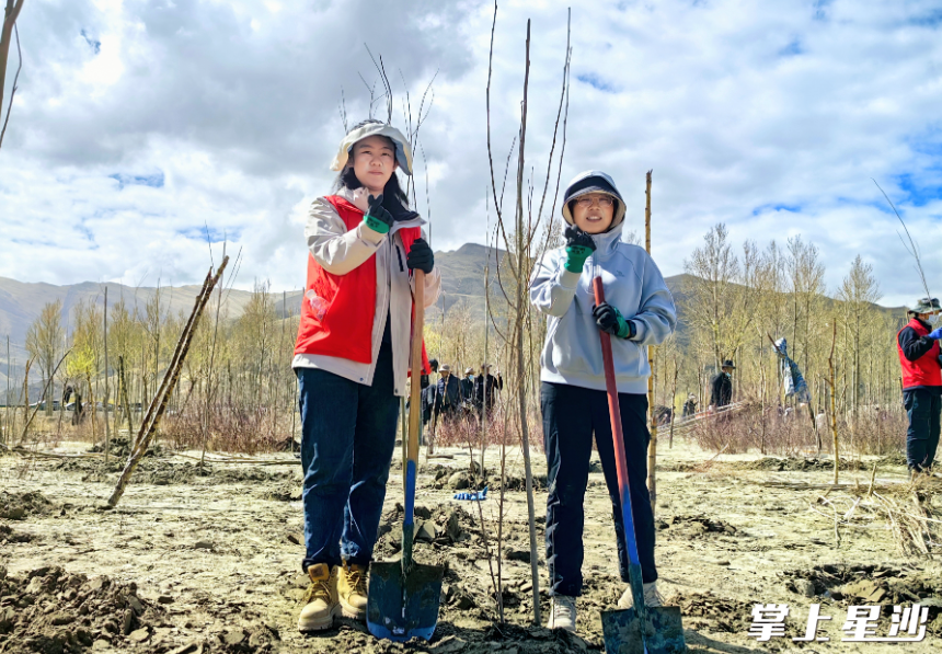 高亚琼与当地居民在雅江河畔志愿植树。资料图片