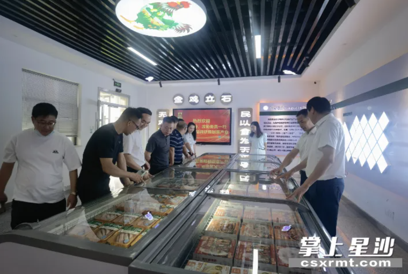 长沙县相关工作人员走访调研湖南润乐食品有限公司。黄兴镇供图