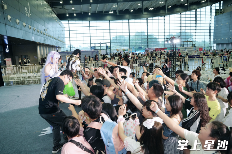观众们与嘉宾热情互动。