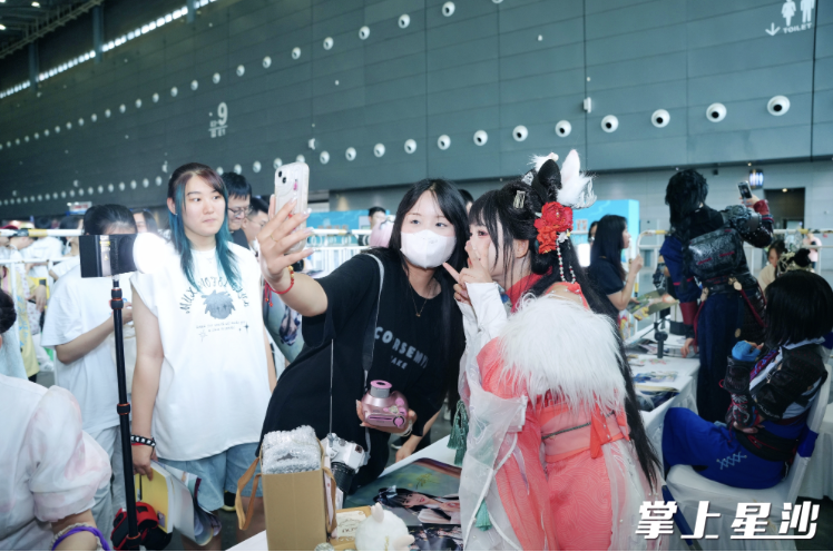 观众与嘉宾合影。