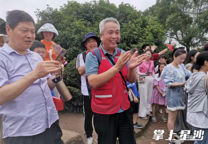 在橘子洲头做义务讲解的刘行。受访者供图 在橘子洲头做义务讲解的刘行。受访者供图