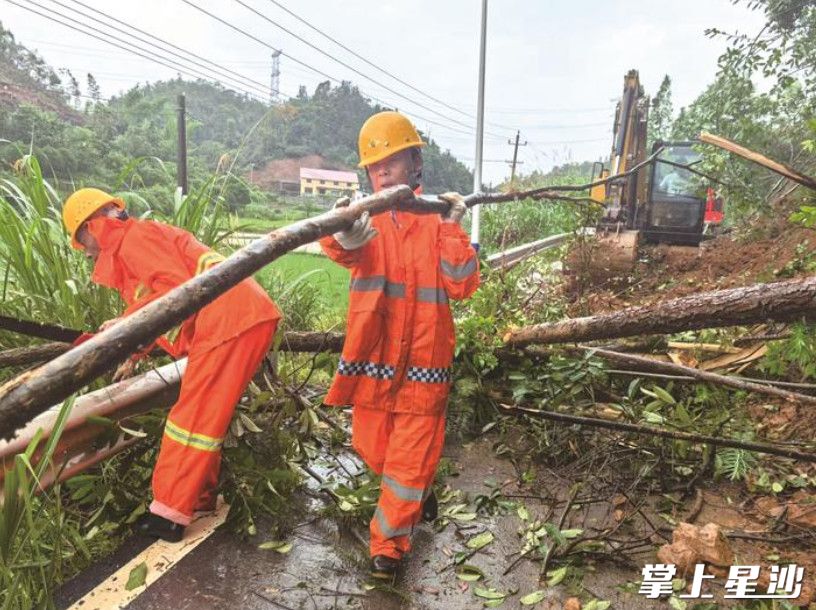 长沙县交通运输局养护人员冒雨抢通塌方路段。长沙县交通运输局供图