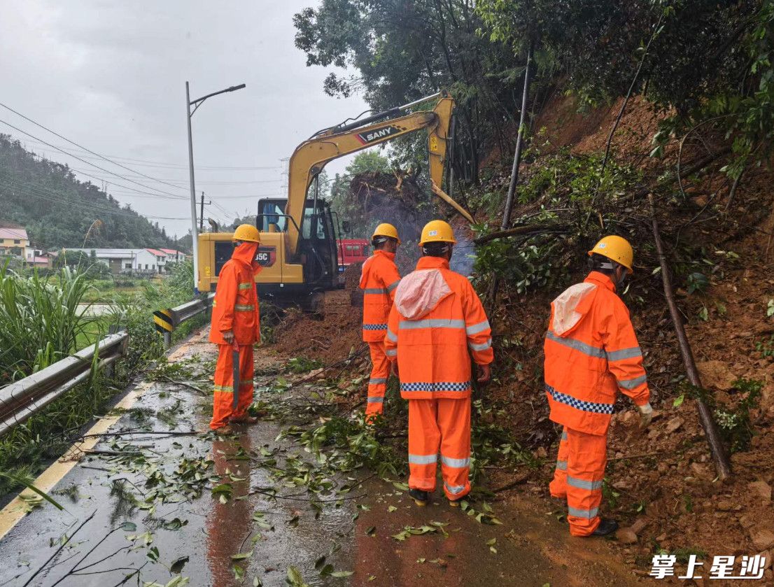 长沙县交通运输局工作人员清理路障恢复交通。县交通运输局供图