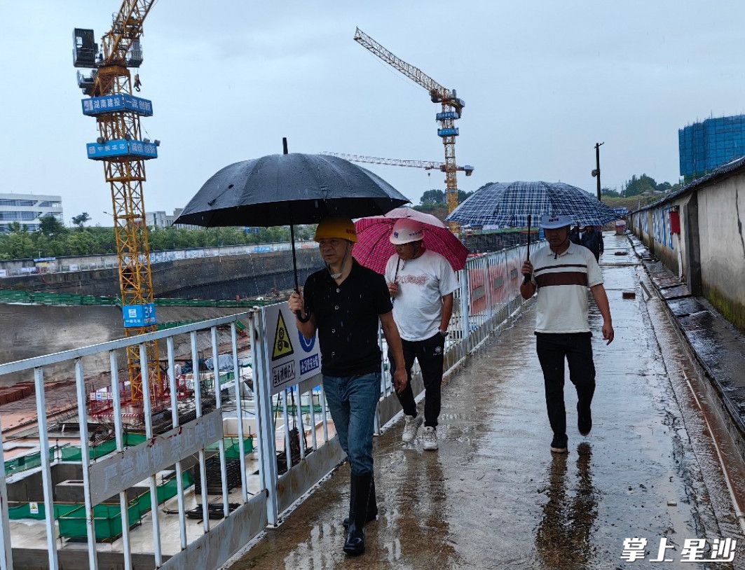 长沙县住建局工作人员认真做好雨季汛期安全隐患排查整改。县住建局供图