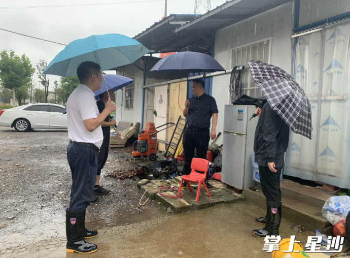 县住建局负责人到长龙街道检查自建房危房、临建房、农棚等汛期安全防范工作。均为县住建局供图