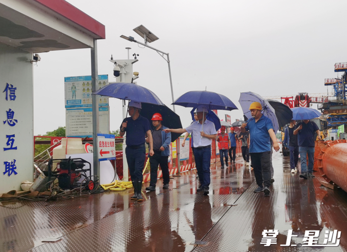 县住建局相关负责人在长沙县金安大道（安沙大道-黄兴大道北延线）一期工程捞刀河大桥项目进行防汛工作巡查。