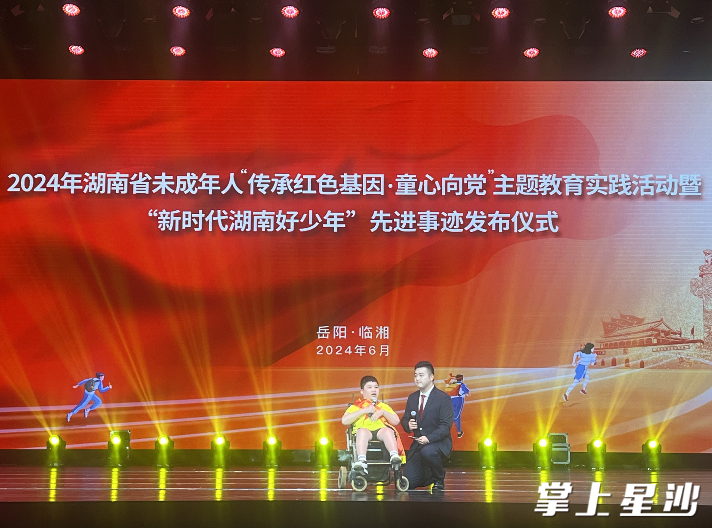 活动现场，邓阳杰接受主持人采访。学校供图