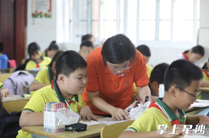 邓阳杰在老师指导下学习画画。李杰 摄