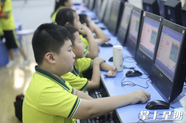 邓阳杰上计算机课，学习编程。