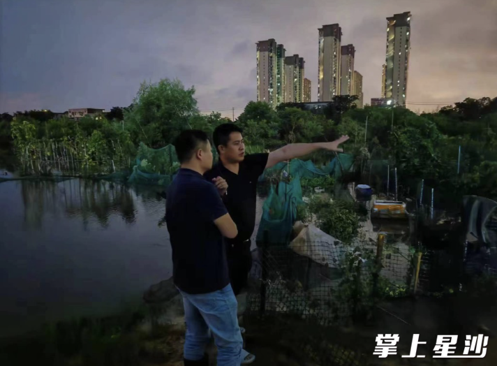 县住建局对物业小区防汛工作情况进行督导。